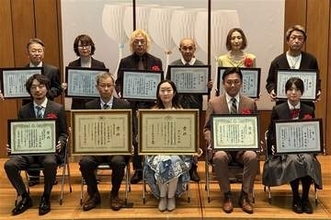 「有田国際陶磁展」表彰式　佐賀・有田町で最高賞2人が喜びの声　6日まで作品展示