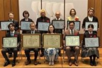 ［佐賀県］有田国際陶磁展表彰式　最高賞2人　喜びの声　6日まで作品展示