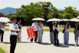 太宰府市の筑紫台と筑陽学園生徒が政庁跡ガイド”デビュー”