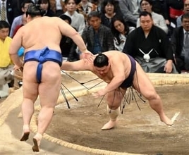 義ノ富士が大の里を圧倒　初顔の全勝横綱から金星　大相撲九州場所