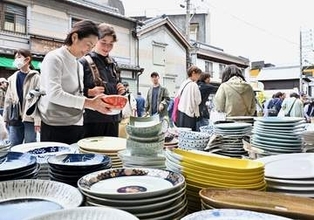 「全国最大規模の焼き物イベント」佐賀・有田陶器市が開幕　約20万人が買い物楽しむ