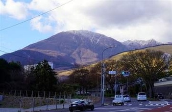 大分・鶴見岳周辺で地震211回　8日夜から増加　火山活動変化の可能性も　気象庁「レベル1」継続