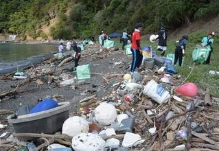 ［長崎県］対馬で海ごみ問題を体感　全国の学生80人が海岸清掃