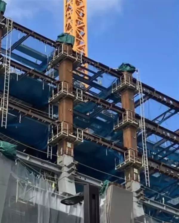 福岡市・天神のイムズ工事現場に赤茶けた鉄骨、安全大丈夫？　天神ビッグバンの再開発