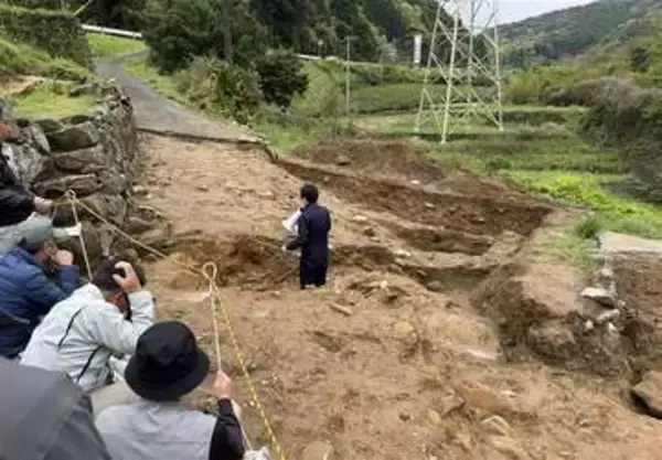 ［佐賀県］俵坂番所跡に道路遺構　江戸期の長崎街道の可能性も　嬉野市で発掘調査の現地説明会