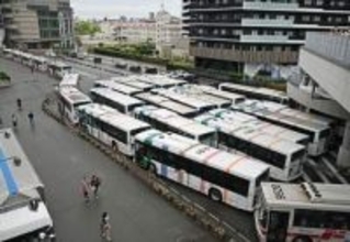 ひしめく臨時バス　福岡市　嵐、ドリカム…大型イベント複数開催で　みずほペイペイドームそば