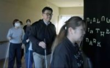 ［佐賀県］ともに生きる　対話重み感じ　暗闇を視覚障害者先導　記者が体験　助け合い、見えなくてもできる