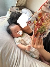 「おもちゃに全く興味がない」生後1カ月半の息子 ⇒ 〝まさかのチラシ〟が大のお気に入り「真剣な眼差しですね（笑）」「ジャンキーに育ちそう」