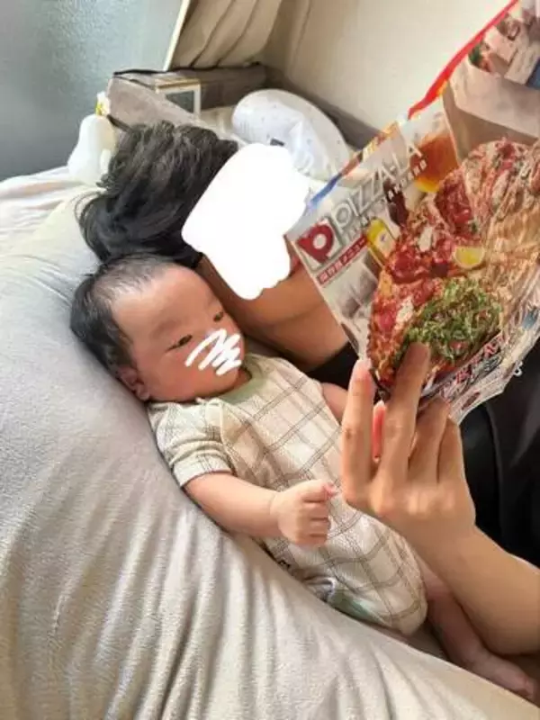 「おもちゃに全く興味がない」生後1カ月半の息子 ⇒ 〝まさかのチラシ〟が大のお気に入り「真剣な眼差しですね（笑）」「ジャンキーに育ちそう」