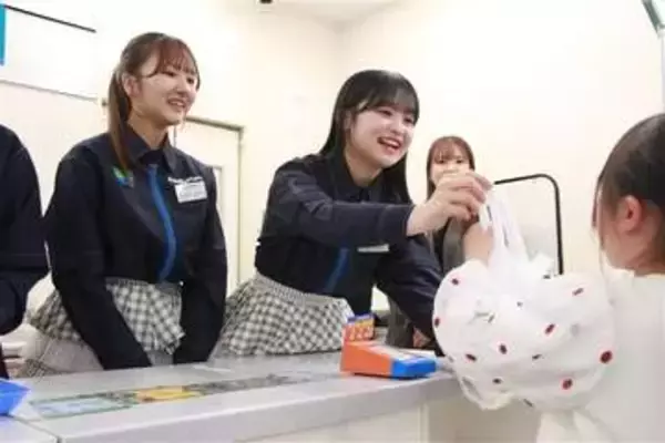 HKT48長崎出身の3人　長崎・佐世保市のコンビニで一日店長　グループ活動開始15周年記念　笑顔で接客
