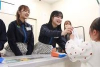 ［長崎県］HKT48長崎出身の3人　佐世保のコンビニで一日店長　グループ活動開始15周年記念　笑顔で接客