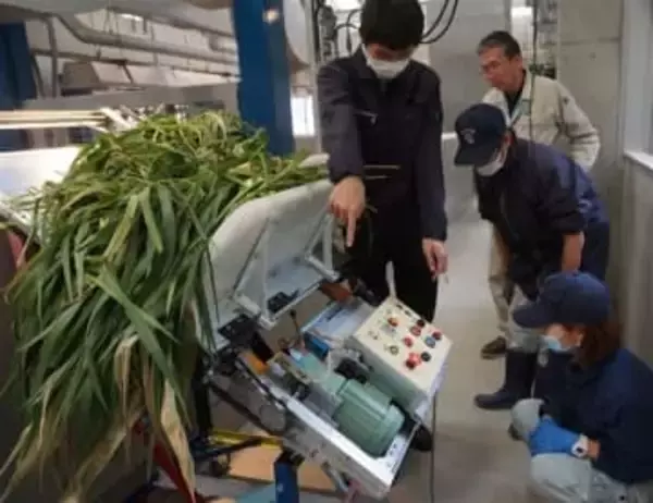 福岡市動物園にゾウ用「自動餌やりマシーン」　博多工高生23人がリクエストに応え製作