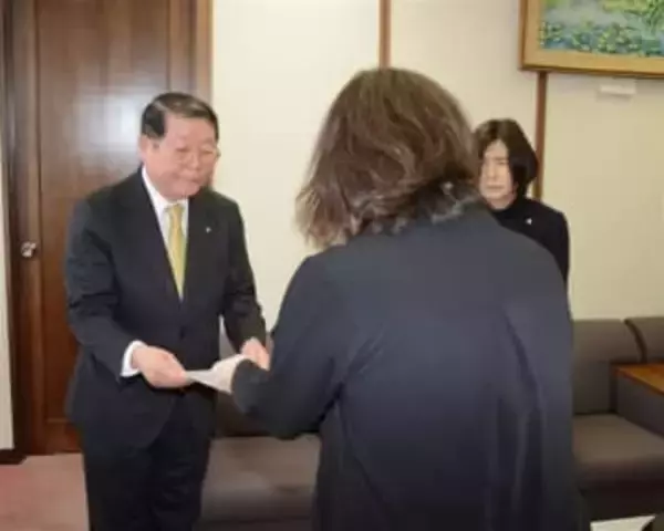 ［佐賀県］吉野ケ里町長パワハラ自殺元課長の妻　「だまされた気持ち」　初の面会　原因再調査へ要望書