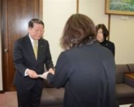 ［佐賀県］吉野ケ里町長パワハラ自殺元課長の妻　「だまされた気持ち」　初の面会　原因再調査へ要望書