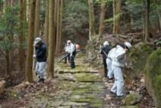 ［大分県］「石坂石畳道」20人が清掃　日田高等技術専門校　造園の学び生かす