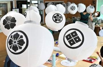 【動画】盆ちょうちん作り最盛期　福岡・八女市、家紋や戒名描き