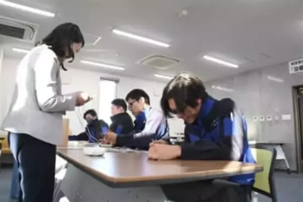 「毎月やってくるあのつらさ、分かって」　生理痛の疑似体験、男性社員が下腹部に電気刺激　佐賀の企業で研修