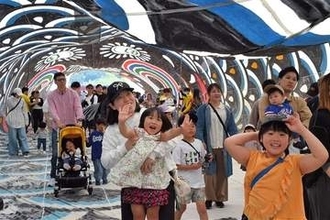 笑顔はじける「童話祭」巨大こいのぼり、魚捕り…　パレードに500人参加　大分・玖珠町