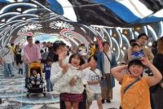 ［大分県］笑顔はじける　童話祭　巨大こいのぼり、魚捕り…　パレードに500人参加
