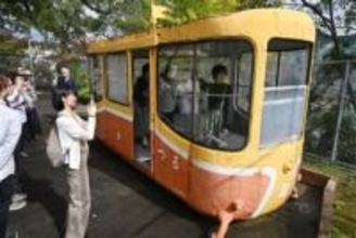［長崎県］初代ゴンドラ　思い出再び　長崎ロープウェイ「つる号」　映画で脚光　特別公開