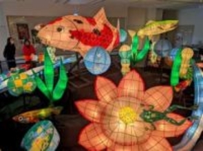 水中の世界を幻想的に　福岡・古賀市で三上真輝さんのランタン展