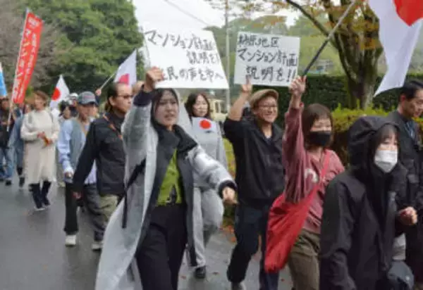 「外国人入居」福岡・朝倉市のマンション計画　説明や中止求めて150人がデモ
