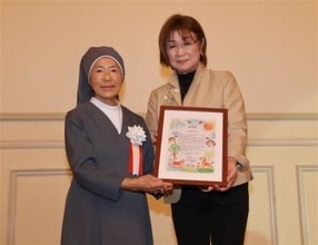 故八代亜紀さんに児童養護施設から感謝状　「私は、お母さんだからね」37年間交流