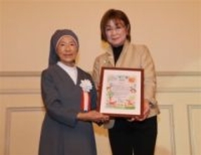 ［熊本県］子ども支えた八代亜紀さん　創立125年「八代ナザレ園」が感謝状　37年間交流「私は、お母さんだからね」