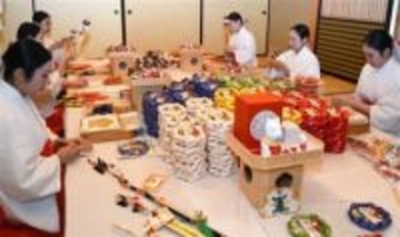 太宰府天満宮で午の縁起物準備「良い年に」