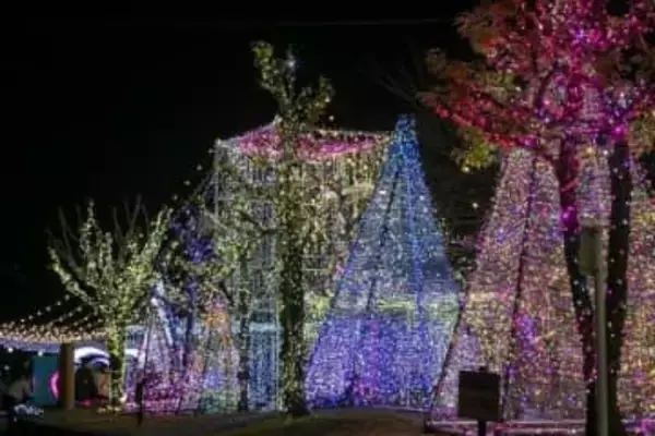 ［福岡県］カラフルに「光の回廊」　豊前・宇島駅前
