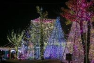 ［福岡県］カラフルに「光の回廊」　豊前・宇島駅前