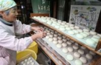北九州市門司区の高石餅店で正月向け餅作りピーク　1週間で3万個
