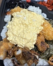福岡・大牟田市のご当地グルメ「イカタル弁当」人気　フルーツジッパー・月足天音さんが 紹介　タルタルソースは各店で個性発揮