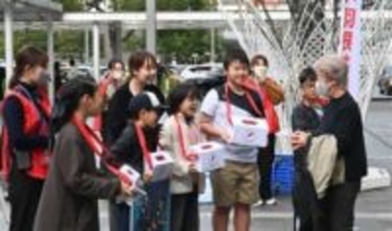 福岡・博多駅前で小学生が「歳末たすけあい」の募金