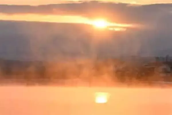 大分・日田の三隈川公園、川霧照らす初日の出