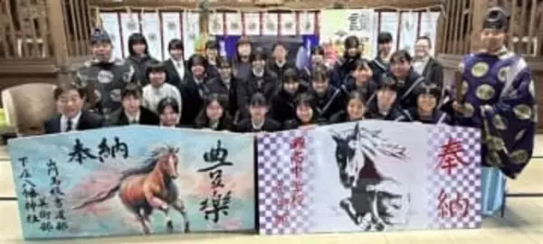 福岡・みやま市の中学生が力作　巨大絵馬を下庄八幡神社に奉納