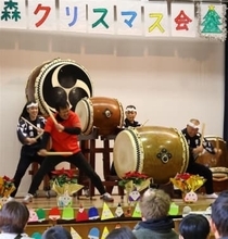 長崎・雲仙市　おばまの森15周年でXマス会　「鼓童」祝いの響き