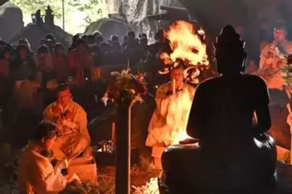洞窟上がる「護摩」の炎　大分・玖珠町のかまどケ岩公園で春祭り