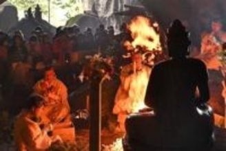 洞窟上がる「護摩」の炎　大分・玖珠町のかまどケ岩公園で春祭り