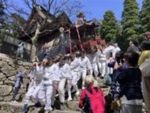 福岡・添田町の英彦山神宮で神幸祭　勇壮！男衆150人が春呼ぶ