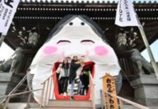 節分前に福岡市・櫛田神社に「大お多福面」　くぐると福いっぱい