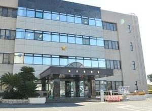 福岡・鞍手町で女性が男からスマホ向けられる　中山の施設内　男は40歳くらいのやせ形、黒色Tシャツに紺色スエットズボン着用