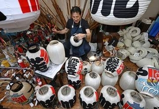 博多祇園山笠、ちょうちん作り繁忙期　4代目「力強く疾走感がある字を意識」