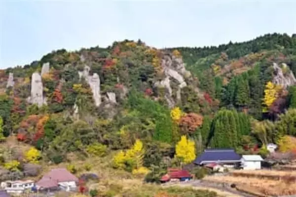 巨岩を彩る　紅色と黄色　大分・玖珠「立羽田の景」
