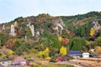［大分県］巨岩を彩る　紅色と黄色　玖珠「立羽田の景」