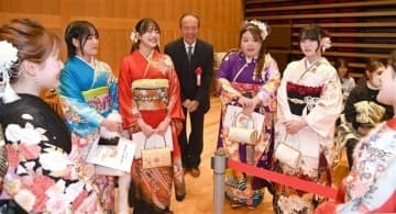 福岡県内トップ切り東峰村で「二十歳の集い」　15人が輝く笑顔「胸張って前進む」