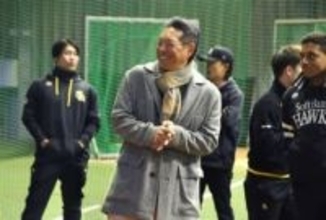 ソフトバンクホークス小久保監督が新人合同自主トレを初視察　「野球ノート」と「継続の重要性」を力説