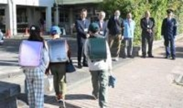 福岡・小倉北署の警察官が登校中の小学生を見守り