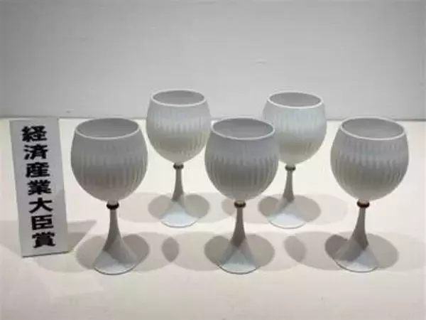 有田国際陶磁展の産業陶磁器部門　最高賞に香蘭社「カップ」　美術工芸品・オブジェ部門は冨川さん　29日から佐賀・有田町で無料公開