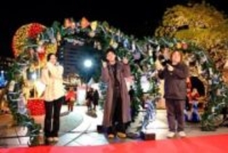 北九州市の紫川のごみでXマスオブジェ　西日本工業大生有志が制作